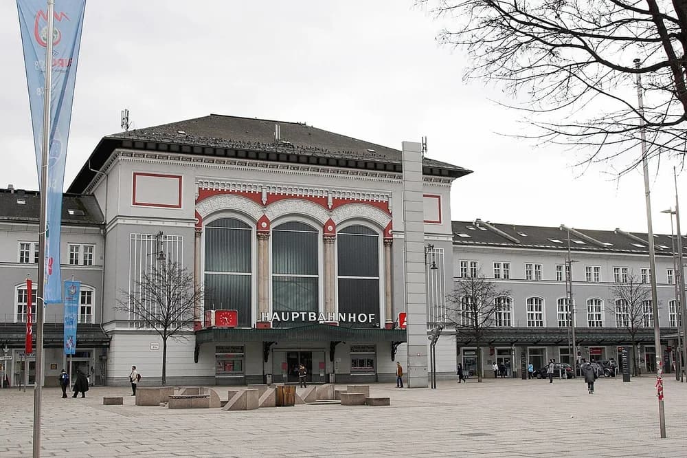 Salzburg Hauptbahnhof · Area photograph, not the hotel